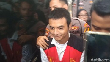 Tampil Berbeda, Vadel Badjideh Dijaga Ketat Menuju Ruang Sidang