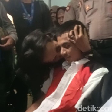 Ciuman dari Sang Kakak Kuatkan Mental Vadel Badjideh Hadapi Sidang Perdana