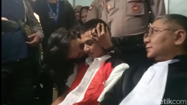 Ciuman dari Sang Kakak Kuatkan Mental Vadel Badjideh Hadapi Sidang Perdana