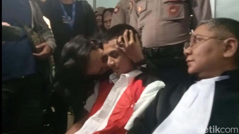 Vadel Mendapatkan Kecupan Sayang dari Kakak. Vadel Badjideh menjalankan sidang dugaan asusila di PN Jakarta Selatan, Rabu (25/6/2025).