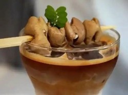 Ada Minuman Kopi Pakai Topping Sate Usus Babi