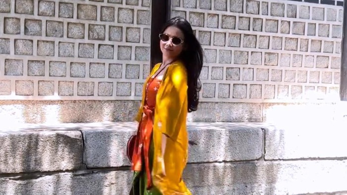 Get the Look: Jalan-jalan dan Liburan Tampil Segar dengan Outfit Musim Panas ala Yunita Siregar