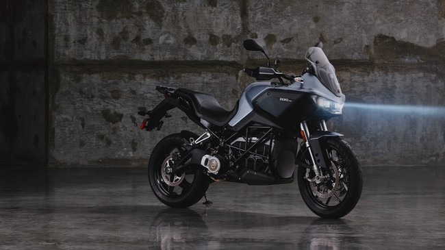 Kenalan Motor Listrik Touring Rp300 Jutaan Korlantas Polri Korlantas Polri menggunakan motor listrik gaya adventure touring Zero DSR untuk pengawalan.