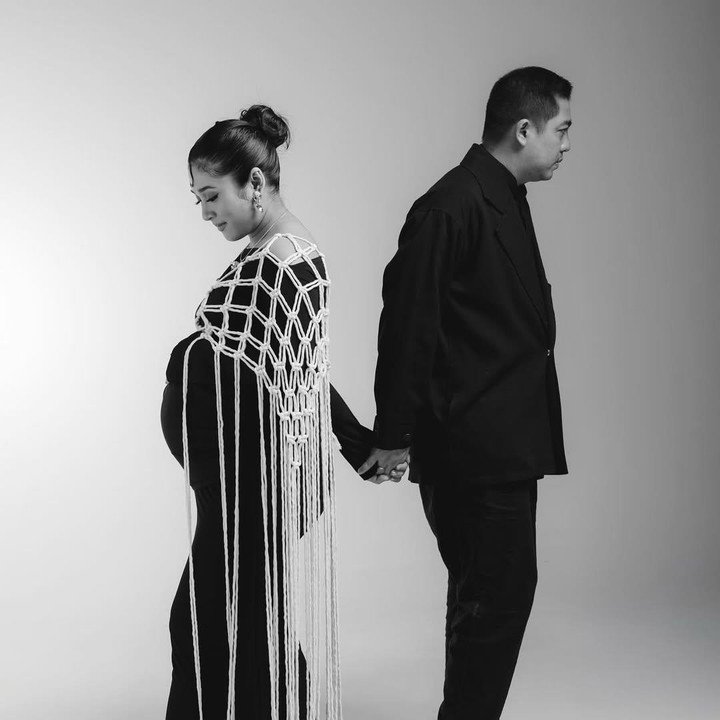 <p>Para sahabat hingga netizen pun tak lupa memberikan doa dan harapannya kepada pasangan ini. "MaSyaaAllah, semoga dimudahkan dan dilancarkan proses lahirannya massadee, bundi sehat, baby K sehat, mas ade jg sehat, aamiin yaa Rabb, seluruh semesta di dunia mendoakan..," tulis akun @and***. "Ga sabar liat foto bertigaa," tulis @noe***. "Semoga dipermudahkan ya Ade n Indi!! Can’t wait to meet the little one," ucap @far***.  Foto: Instagram @adegovinda</p>