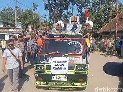 Massa 2 Desa di Kendal Protes Jalan Rusak gegara Truk Galian C
