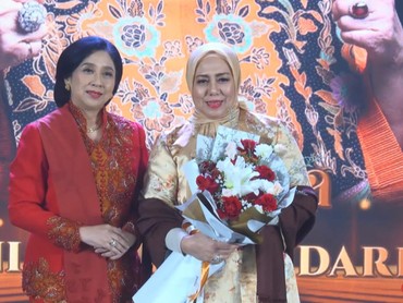 img-title Mendiang Titiek Puspa Terima Life Achievement The Legacy of Excellence in Entertainment di Kartini Awards 2025