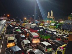 Penyeberangan Selat Bali Tutup 2 Jam, Antrean Kendaraan Mengular di Gilimanuk