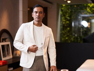 7 Potret Aktor Ario Bayu Diangkat Jadi Direktur Utama Perusahaan Produksi Film & TV