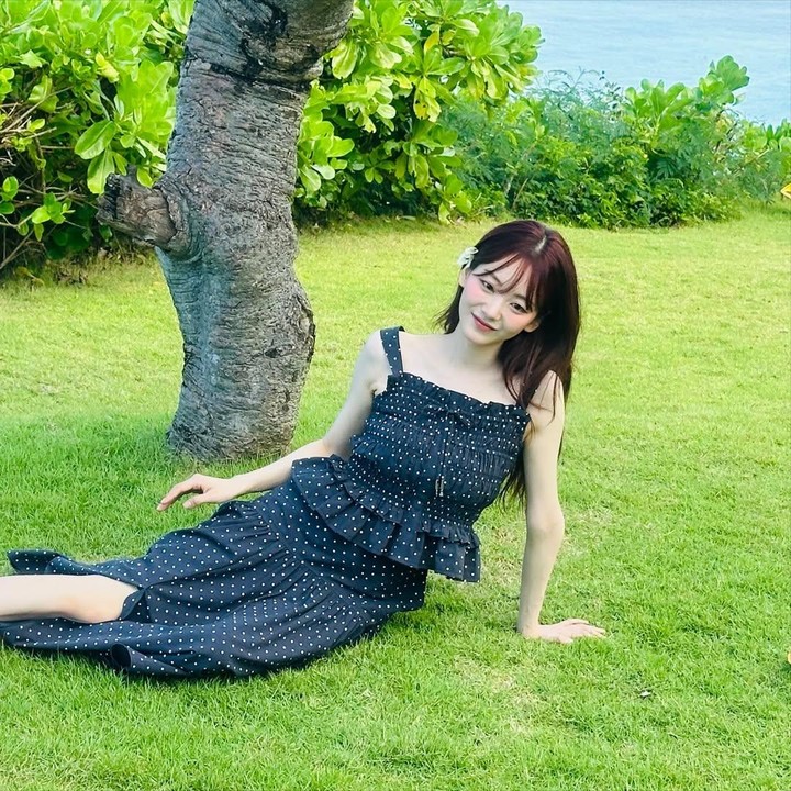 <p>Choi Yi Hyun juga melengkapi penampilannya dengan alas kaki berwarna senada dengan dress yang ia kenakan. (Foto: Instagram @yihyun_1208)</p>