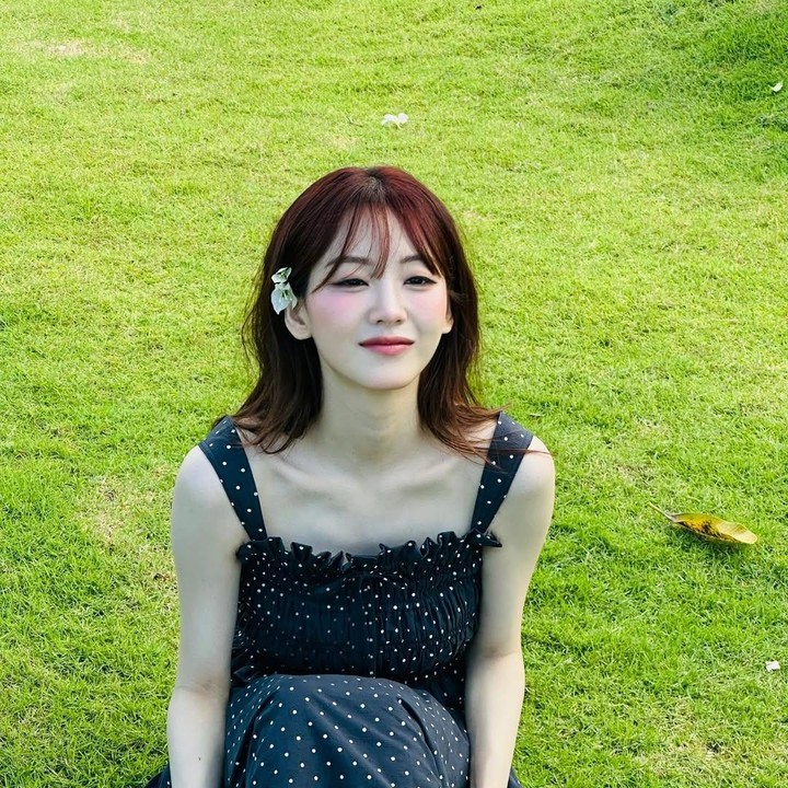 <p>Dress hitam tersebut membuat tampilannya terlihat feminin dan stylish. (Foto: Instagram @yihyun_1208)</p>