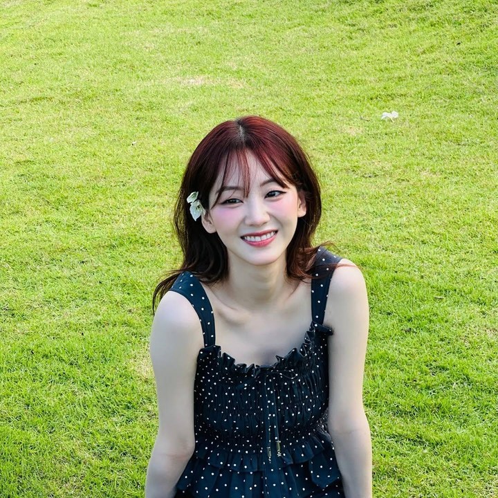 <p>Saat liburan di Bali, Choi Yi Hyun, mengenakan dress hitam dengan motif polkadot putih. (Foto: Instagram @yihyun_1208)</p>