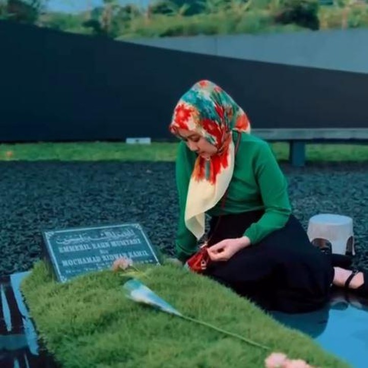 <p>Istri mantan Gubernur Jawa Barat Ridwan Kamil, Atalia Praratya, baru-baru ini terlihat mengunjungi makam mendiang putranya Emmeril Kahn Mumtadz atau Eril. Atalia ke makam sang putra di tepat di hari ulang tahun Eril pada 25 Juni, Bunda. (Foto: Instagram @ataliapr)</p>