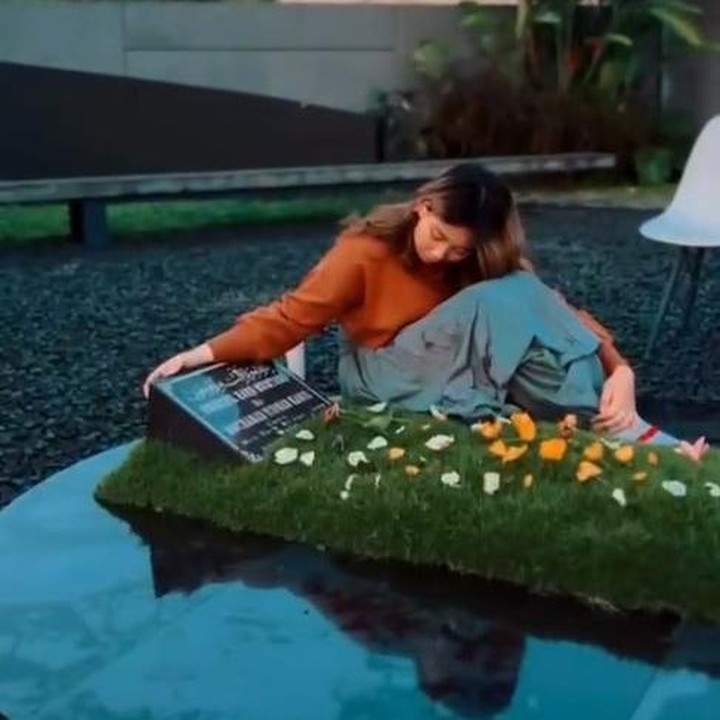 <p>Atalia membagikan momen tersebut dalam unggahan di Instagram Stories. Perempuan 51 tahun itu mengunjungi makam sang putra ditemani putrinya atau adik Eril, Camillia Laetitia Azzahra atau akrab disapa Zara. (Foto: Instagram @ataliapr)</p>