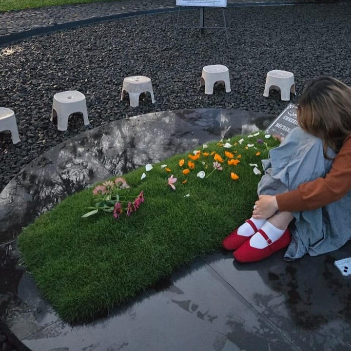 <p>Adik mendiang Eril, Zara, juga membagikan fotonya saat berkunjung ke makam sang kakak. Dalam foto yang dibagikan, Zara tampak duduk di samping makam kakaknya. "Bicara tentang kehidupan ke tempat yang aman dan kekal di hari ulang tahunnya," tulis Zara dalam postingannya. (Foto: Instagram @camilliazr)</p>