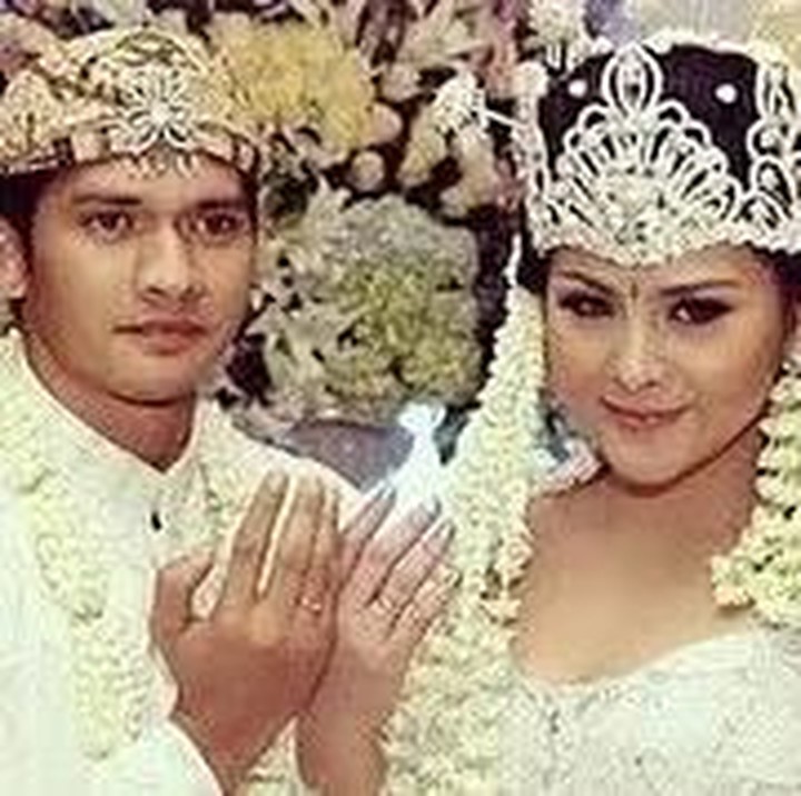 <p>Perempuan 42 tahun ini juga mengucapkan terima kasih kepada sang suami. “Terima kasih karena tidak pernah berkata "TIDAK" padaku. Barakallah ya sayang, AKU SELALU MENCINTAIMU,” ungkap Audy. (Foto: Instagram@audyitem)</p>