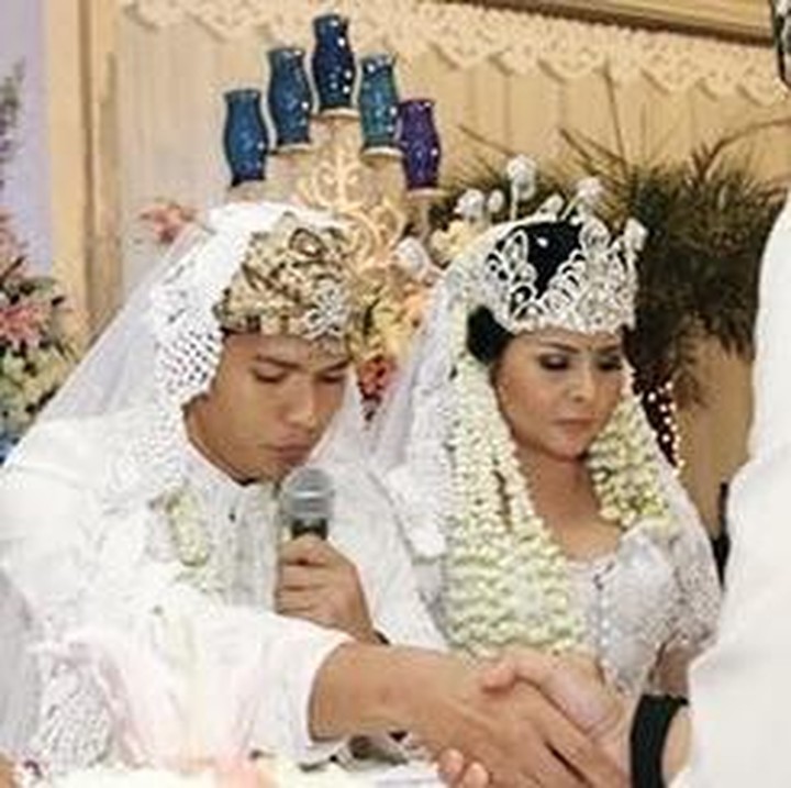 <p>Bahkan, saat merayakan ulang tahun pernikahan keduanya tak sungkan membagikan beberapa momen lawas akad nikah dengan <em>caption</em> romantis. “Alhamdulillah 13 tahun bersama… semoga selamanya Aamiin ya RAB, Kisah cinta kita adalah favoritku. Bersulang untuk babak baru perjalanan indah kita bersama,” tulis Audy, dikutip dari laman<em> Instagram@audyitem,</em> Kamis (26/6/2025). (Foto: Instagram@audyitem)</p>