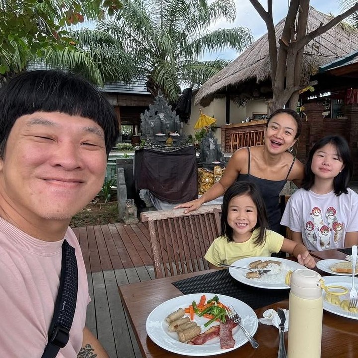 <p>Pemilik nama asli Veronica Felicia Kumala itu diketahui menikah dengan pria pujaan hatinya pada 2009. Keduanya kemudian dikaruniani dua anak bernama Alika Annabelle Pandrya dan Kamala Madeline Pandrya. (Foto: Instagram @pandasuper)</p>