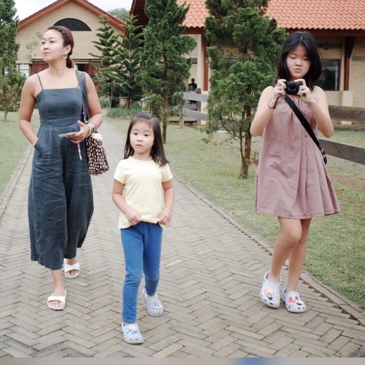 <p>Selama menetap di Bali, Cici Panda memang menjadi lebih sering menghabiskan waktu bersama keluarga. Dalam unggahan di Instagram, ia kerap membagikan momen quality time bersama suami dan anak-anaknya. (Foto: Instagram @pandasuper)</p>