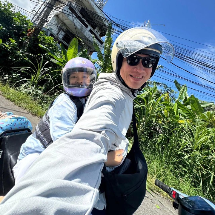 <p>Cici Panda menjalani kehidupan yang adem ayem selama di Bali. Seperti kebanyakan masyarakat di sana, ia dan suami juga sering menggunakan kendaraan sepeda motor untuk alat transportasi sehari-hari. Dalam satu unggahan di Instagram, Cici pernah membagikan momen saat sang suami mengendarai motor bersama anaknya. (Foto: Instagram @pandasuper)</p>
