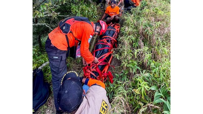 Jenazah Pendaki Brasil Diautopsi di Mataram, Dihadiri Keluarga Jenazah pendaki Brazil, Juliana, akan diautopsi di RS Bhayangkara Mataram sebelum dipulangkan ke negaranya melalui Bali.