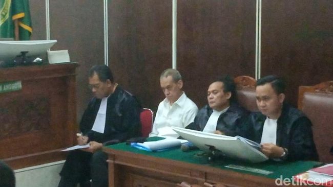 Terancam Penjara Seumur Hidup, Ini 7 Potret Ekspresi Tenang Fariz RM di Sidang Kasus Narkoba