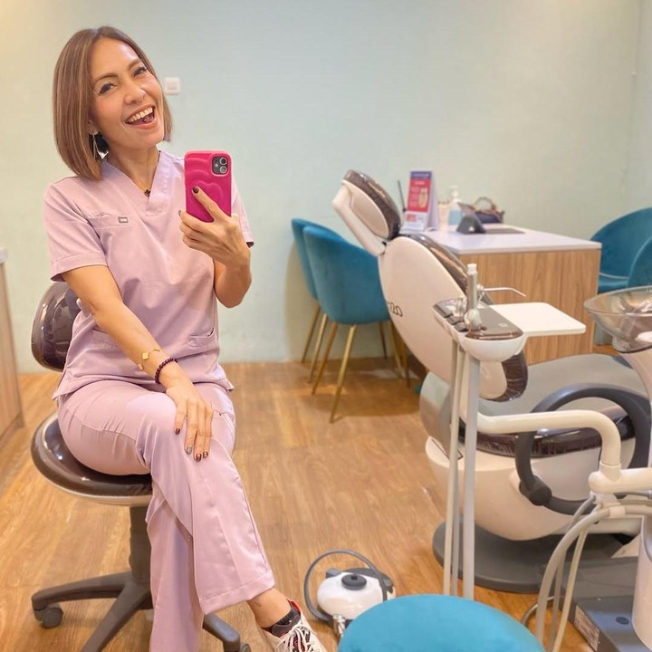 <p>Icha sering kali memperlihatkan kegiatan sehari-harinya di Instagram, seperti foto berikut ketika sedang bertugas. Ia tampil kece mengenakan baju dokter berwarna ungu, ya, Bunda? &ldquo;Selamat liburan semuanya, jangan lupa abis liburan kontrol yeah hehehe,&rdquo; tulis Icha, dikutip dari laman<em> Instagram@lissawuthang,</em> Kamis (26/6/2025).&nbsp;(Foto: Instagram@lissawuthang)</p>