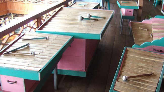 Alat musik tradisional Sulawesi Barat, khususnya dari Suku Mandar, memiliki ciri khas tersendiri dan masih sering dimainkan dalam acara adat dan seni.