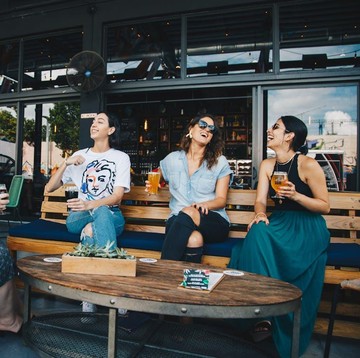 5 Zodiak yang Paling Peka Saat Teman Lagi Butuh Ditemani