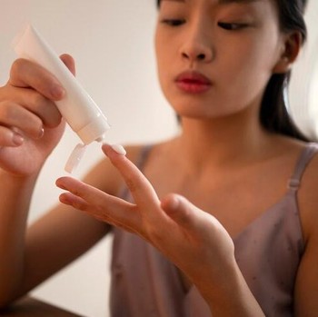 6 Kesalahan Melakukan Tren 'Skin Flooding' yang Bikin Malah Breakout!