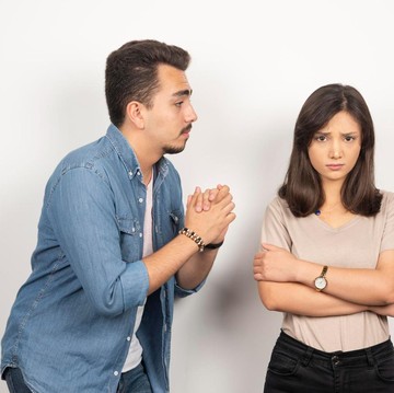 Pasangan Cemburu Berlebihan? Ini 5 Tanda yang Perlu Kamu Sadari