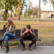 5 Tanda Kamu Sebenarnya Berjuang Sendirian di Hubungan yang Tak Seimbang