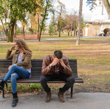 5 Tanda Kamu Sebenarnya Berjuang Sendirian di Hubungan yang Tak Seimbang