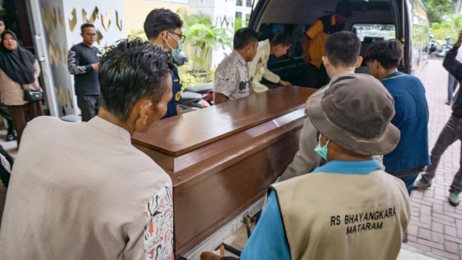 Bertahan 32 Jam, Mati Menyakitkan Brasil menemukan Julianan Marins sempat bertahan hidup 32 jam setelah jatuh pertama di Rinjani, NTB.