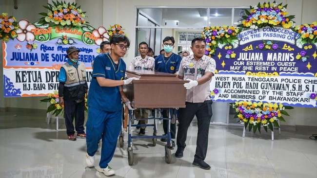 Juliana Pendaki Brasil Alami Luka Paling Parah di Dada Hasil autopsi Juliana Marins, pendaki Brasil, menunjukkan kematiannya akibat luka benturan keras di Gunung Rinjani. Proses evakuasi memicu perhatian luas.