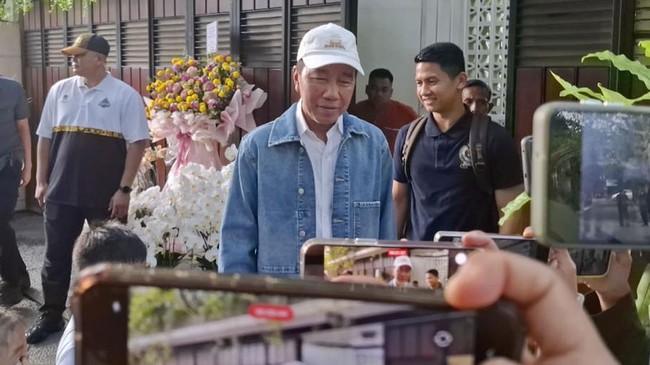 Jokowi mengaku kondisinya baik-baik saja meski masih dalam proses pemulihan. Ia sekeluarga bertolak dari Solo untuk berwisata ke luar kota.
