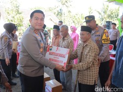 Kapolres Blitar Berbagi Sembako di Momen HUT Bhayangkara ke-79
