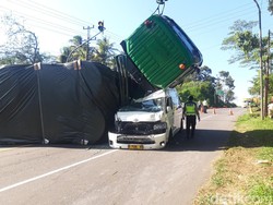 Truk Trailer Terguling Timpa Mobil Travel di Tanjakan Keboan Boyolali