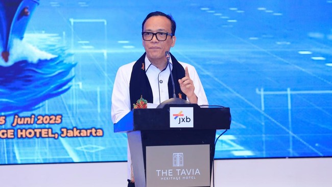 Wamenaker Immanuel Ebenezer menekankan pentingnya hubungan industrial yang harmonis untuk kelancaran bongkar muat di pelabuhan dan kesejahteraan buruh.