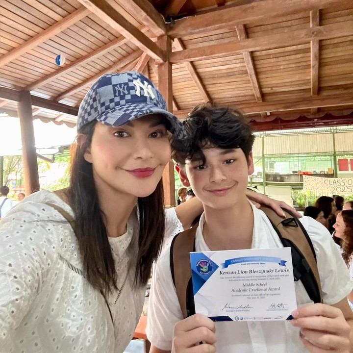 <p>Pada kesempatan itu, Kenzou terlihat presentasi menggunakan Bahasa Iggris dalam sebuah acara sekolahnya. Tamara yang hadir nampak sangat bangga pada putranya. "<em>Congratulations,</em> Kenzou @kenzoulionofficial!! Atas prestasimu meraih Penghargaan Akademik Terbaik. Mama <em>so proud of you!Keep up the good work,</em> tetap semangat belajar, <em>and always give your best</em>! S E M A N G A T," tulis Tamara dalam caption foto yag diunggahnya. (Foto: Instagram @tamarableszynskiofficial)</p>