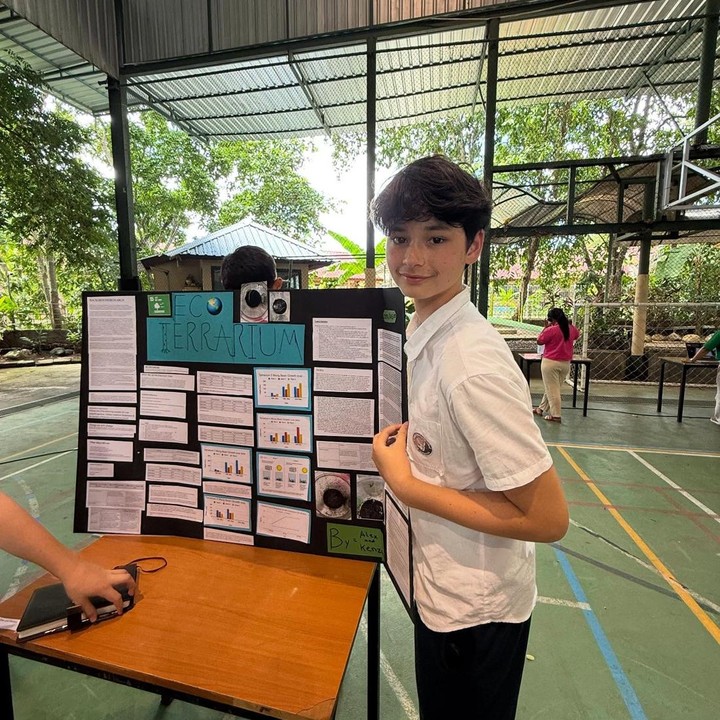 <p>Sang bunda, membagikan presti Kenzou yang mendapat academic excellence award dari sekolahnya. Ia nampak dipanggil ke depan untuk menerima penghargaan itu. (Foto: Instagram @tamarableszynskiofficial)</p>