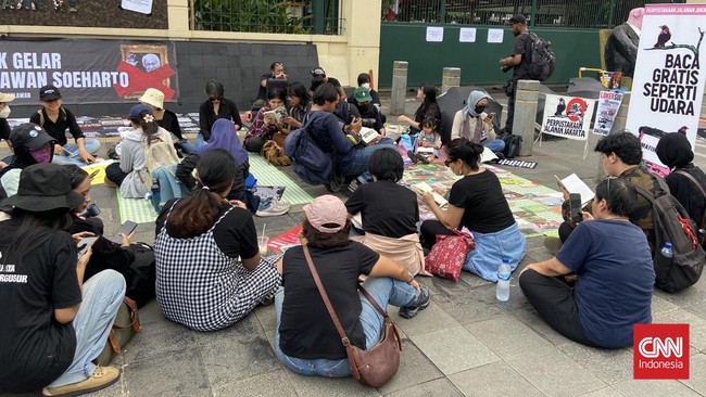 Massa dari Koalisi Masyarakat Sipil Melawan Impunitas menggelar aksi unjuk rasa di depan Gedung Kementerian Kebudayaan.