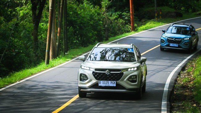Konsumsi BBM Suzuki Fronx Tanpa Akal-akalan Matikan AC Tangki bensin Suzuki Fronx diisi bahan bakar sampai penuh. CNNIndonesia menggunakan Fronx SGX mild hybrid, ada juga tipe GX dan GL digunakan oleh jurnalis lain.