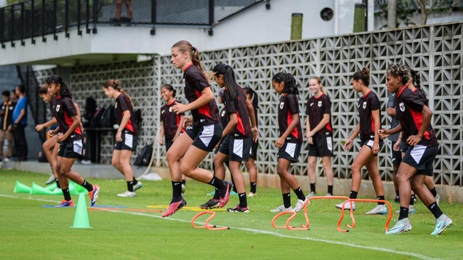 Timnas Putri Indonesia akan berlaga di Kualifikasi Piala Asia 2026 di Stadion Indomilk Arena. Jadwal laga berlangsung 29 Juni, 2 Juli, dan 5 Juli.