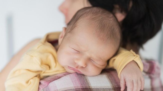 3 Cara Menyendawakan Bayi Baru Lahir, Bunda Perlu Tahu