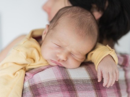 3 Cara Menyendawakan Bayi Baru Lahir, Bunda Perlu Tahu