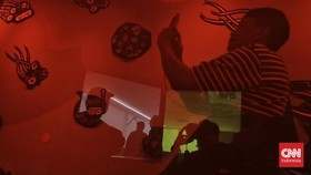 FOTO: Menyelam Imajinasi Eko Nugroho dalam KiNstallation