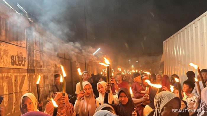 Isra Miraj diperingati dengan beragam tradisi penuh makna di berbagai daerah di Indonesia. Beberapa tradisi unik peringatan Isra Miraj, seperti rejeban peksi buraq, Nyadran, hingga kenduri.
