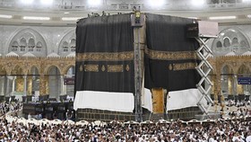 FOTO: Kiswah Ka'bah Diganti, Tandai Tahun Baru Islam 1447 H