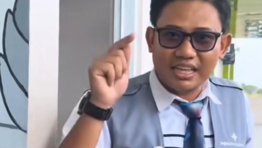 Petugas KA viral Petugas KA viral