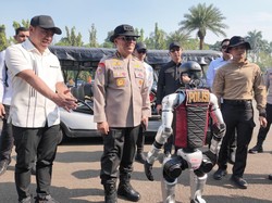 Robot Humanoid hingga Robot Dog Beratribut Polisi Serbu Monas